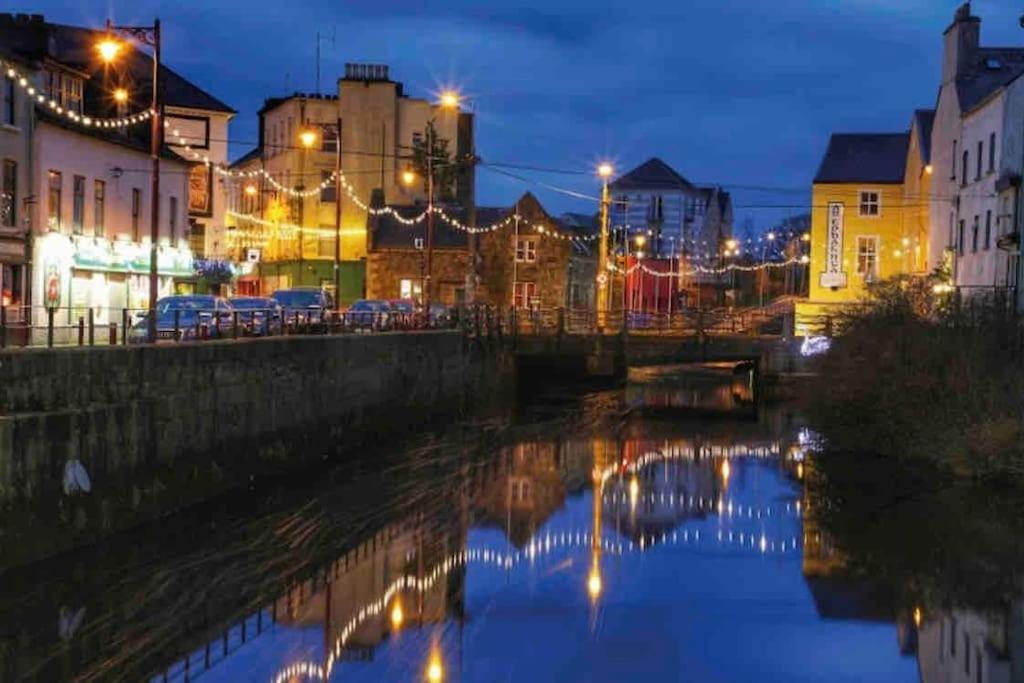 Modern Canal View Home, In City Centre, Sleeps 8 Galway Luaran gambar