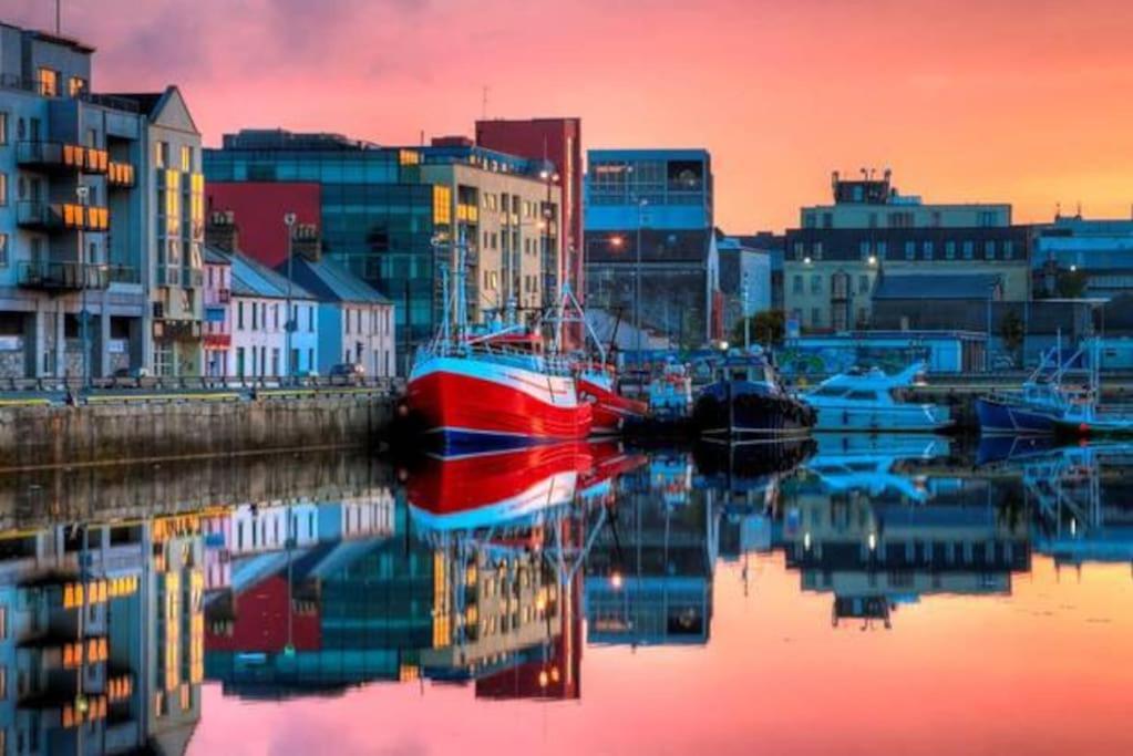 Modern Canal View Home, In City Centre, Sleeps 8 Galway Luaran gambar
